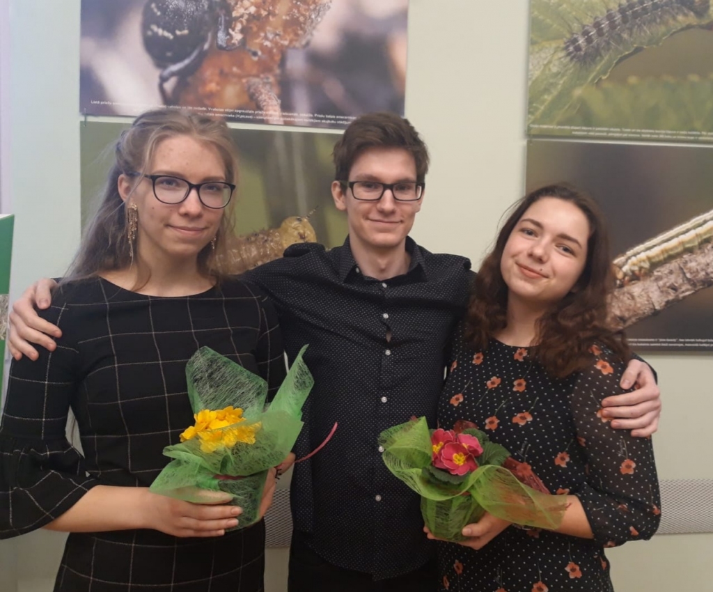 GANDARĪJUMS PAR PAVEIKTO. Neretas Jāņa Jaunsudrabiņa vidusskolas skolēni — Monta Apeināne (no kreisās), Kārlis Plusniņš un Trīna Pavloviča.
Autors: no Neretas Jāņa Jaunsudrabiņa vidusskolas