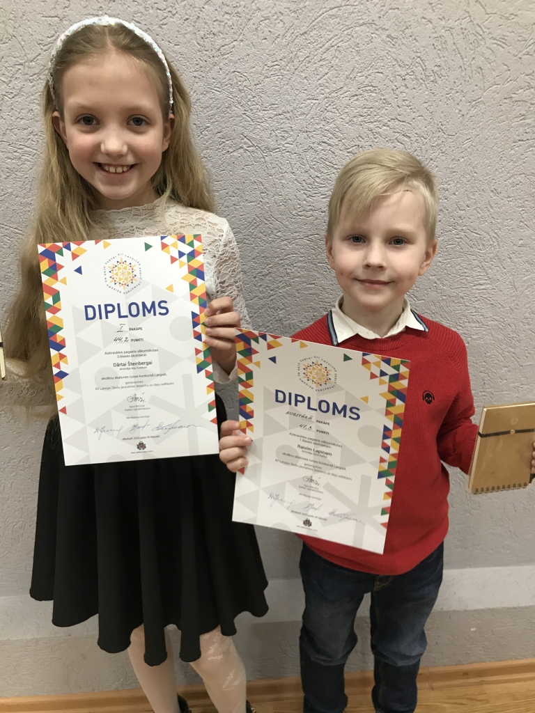 Pēc konkursa. Aizkraukles pagasta sākumskolas 3. klases skolniece Dārta Šteinberga un 1. klases skolēns Raivis Lapiņš.
Autors: Janīna Zolotorenko