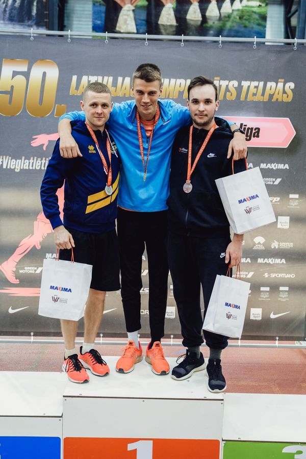 Sudrabs sambo cīņā. Cīņas kluba “Olimp” audzēknis Ņikita Kuzņecovs uz goda pjedestāla otrā pakāpiena (pirmais no kreisās).
Autors: no cīņas kluba “Olimp”