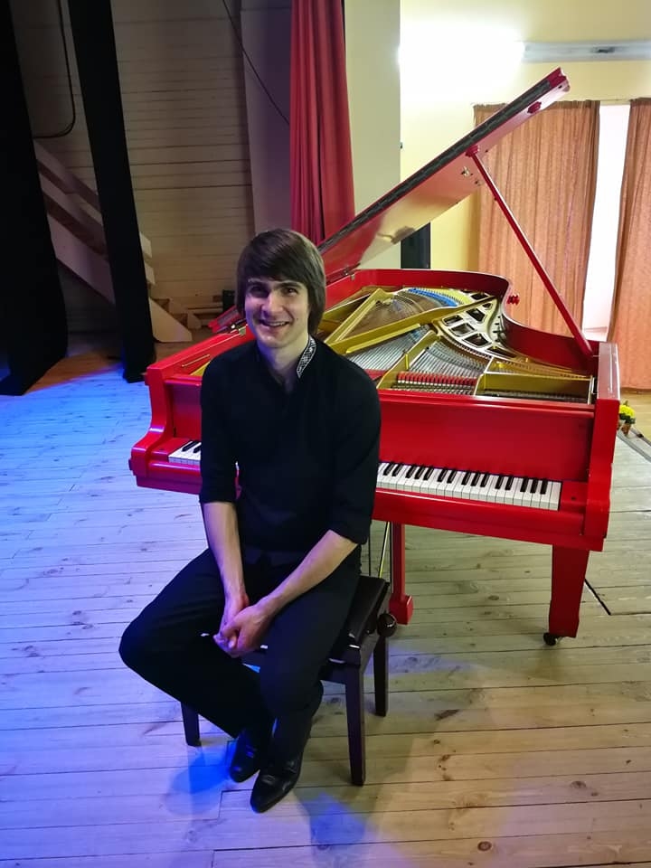 Vestards Šimkus koncertā Neretā pie sev labi pazīstamā sarkanā flīģeļa.
Autors: Līga Ciematniece