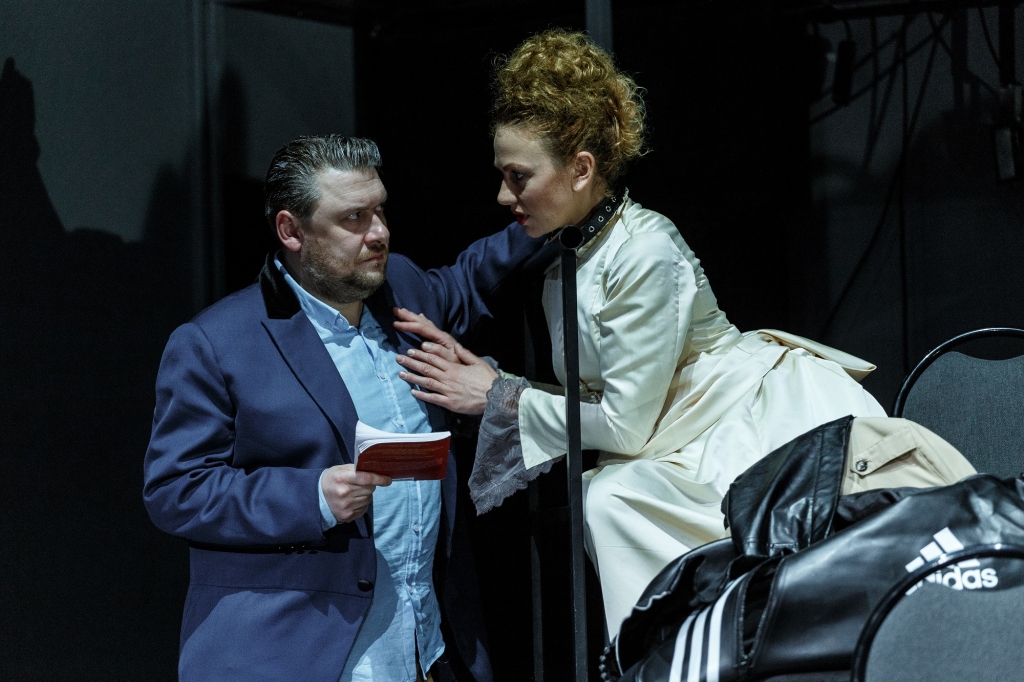 Skats no izrādes “Venēra kažokādā”. Inga Alsiņa-Lasmane virtuozā saspēlē ar Imantu Stradu ievelk skatītājus elpu aizraujošā lugas lasījumā.
Autors: publicitātes