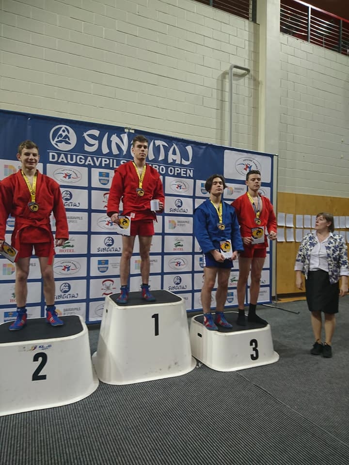 Sudrabs sambo cīņā. Cīņas kluba “Olimp” audzēknis Ņikita Kuzņecovs uz goda pjedestāla otrā pakāpiena (pirmais no kreisās).
Autors: no cīņas kluba “Olimp”