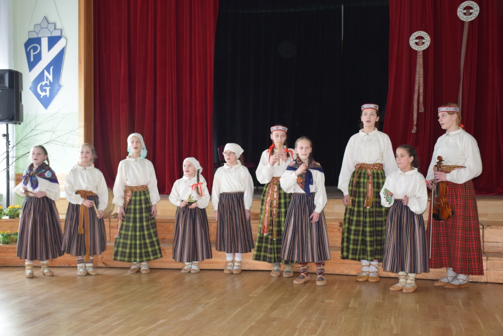 PAR BITI UN SAULI Piedaugavas novada folkloras kopu skatē skandē Pļaviņu novada ģimnāzijas folkloras kopa.