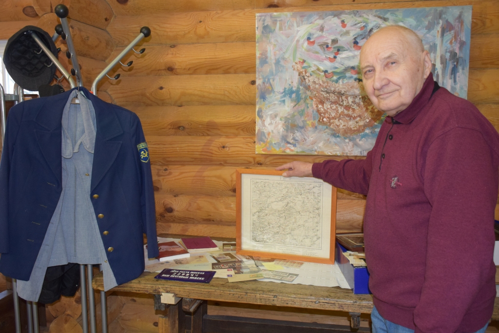 DIVI VIENĀ. Savulaik pastmarkas drukāja uz kartēm, rāda Edvards Lavrinovičs.