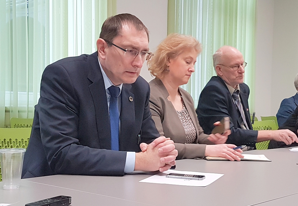 Nākamajos gados sāks vairākus megaprojektus. Satiksmes ministrs Tālis Linkaits (priekšplānā) sarunā ar preses pārstāvjiem.