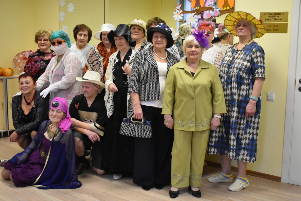 “Visiem bija labi un jautri, esam kārtīgi izsmējušies. Nepretendējam uz augsto modi, vienkārši sanākam kopā un svinam dzīvi,” modes skati raksturo senioru klubiņa “Pīlādzītis” vadītāja Zenta Bērziņa (stāv pirmā no labās).
