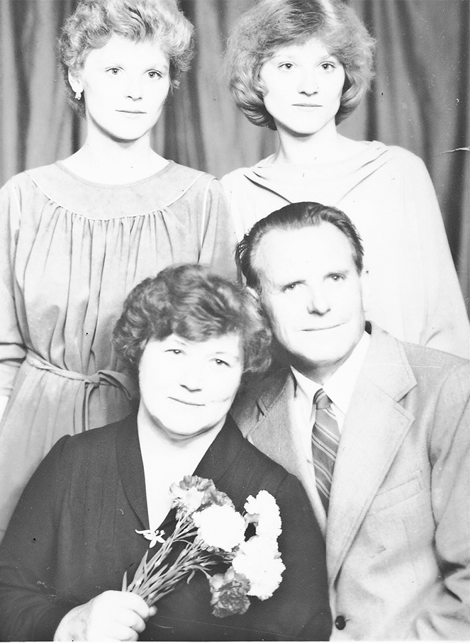 Abas meitas vienā gadā beidza Latvijas Universitāti. Aleksandrs ar Olgu, Dainu  (no labās) un Sandru.
Autors: no ģimenes albuma