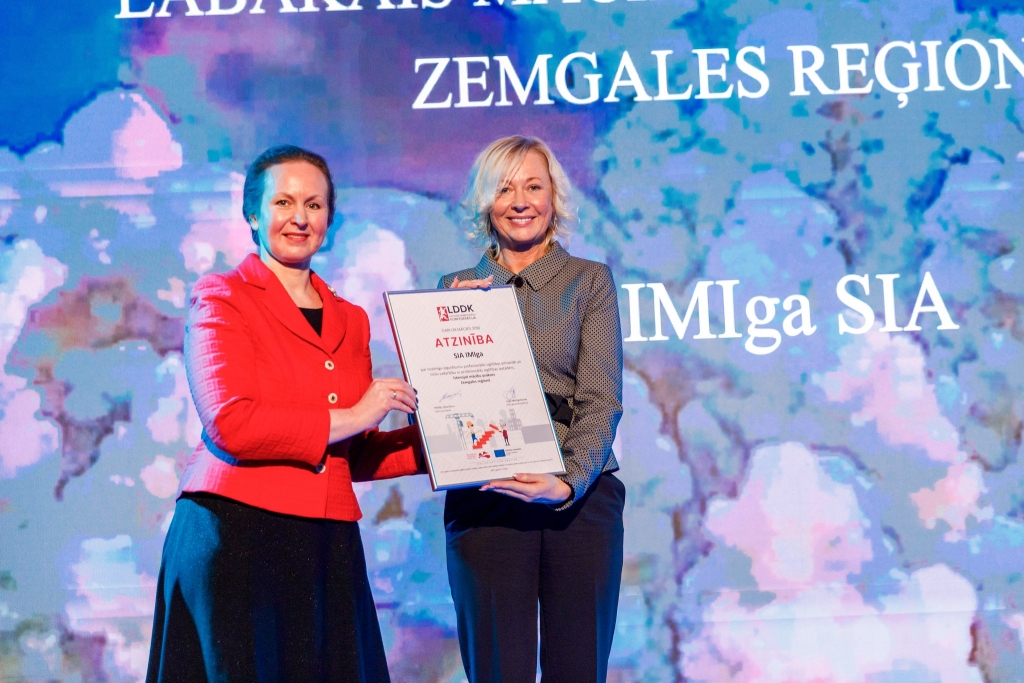 GANDARĪJUMS PAR ATZINĪBU Ingūnai Grandānei (no labās), ko pasniedz Latvijas Darba devēju konfederācijas ģenerāldirektore Līga Meņģelsone.
Autors: no Latvijas Darba devēju konfederācijas