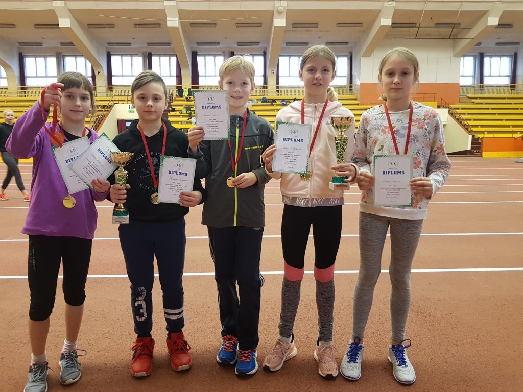 Jaunie vieglatlēti. Valērija Kovaļevska (no kreisās), Dominiks Rudmiezis, Reinis Cīrulis, Elizabete Kalniņa, Kadrija Amanda Birkāne.
Autors: autora