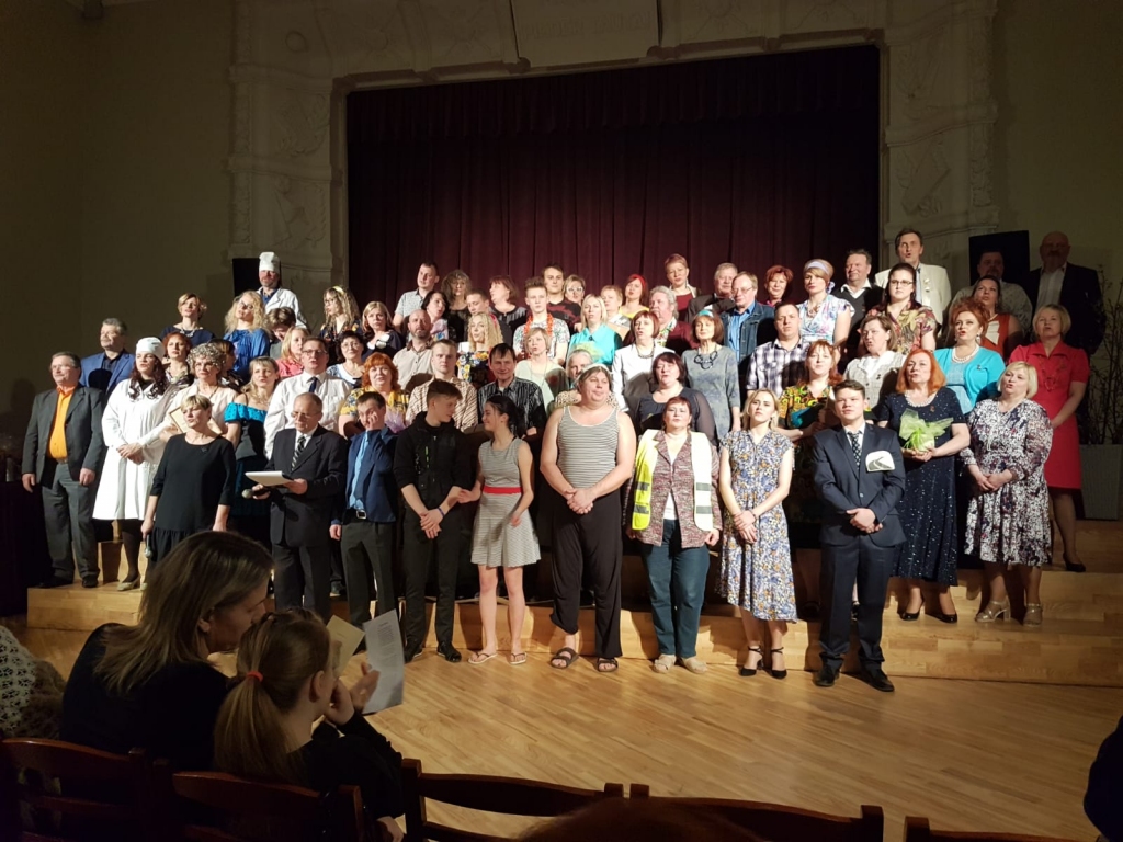 Aizkustinoši un sirsnīgi.  Skeču parādes dalībnieki kopā ar skatītājiem pasākuma beigās nodziedāja teātra himnu.
Autors: Skaidrīte Jurkina