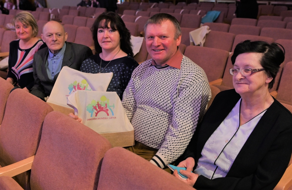 Prieks par paveikto. Pļaviņu novada biedrības “Pļaviņu pļāvēji” pārstāvji konkursa “Sabiedrība ar dvēseli” noslēguma pasākumā, kurā saņēma 3. vietas diplomu par pērn īstenoto projektu.
Autors: Gundars Kaminskis