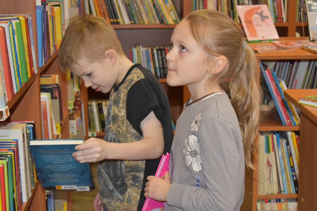 AIZKRAUKLES PAGASTA SĀKUMSKOLAS 2. klases skolēni Jānis un Nellija ir bieži viesi Aizkraukles pagasta bibliotēkā. Arī šajā reizē atnestas izlasītās un tiek meklētas jaunas grāmatas.
Autors: Agita Grīnvalde-Iruka