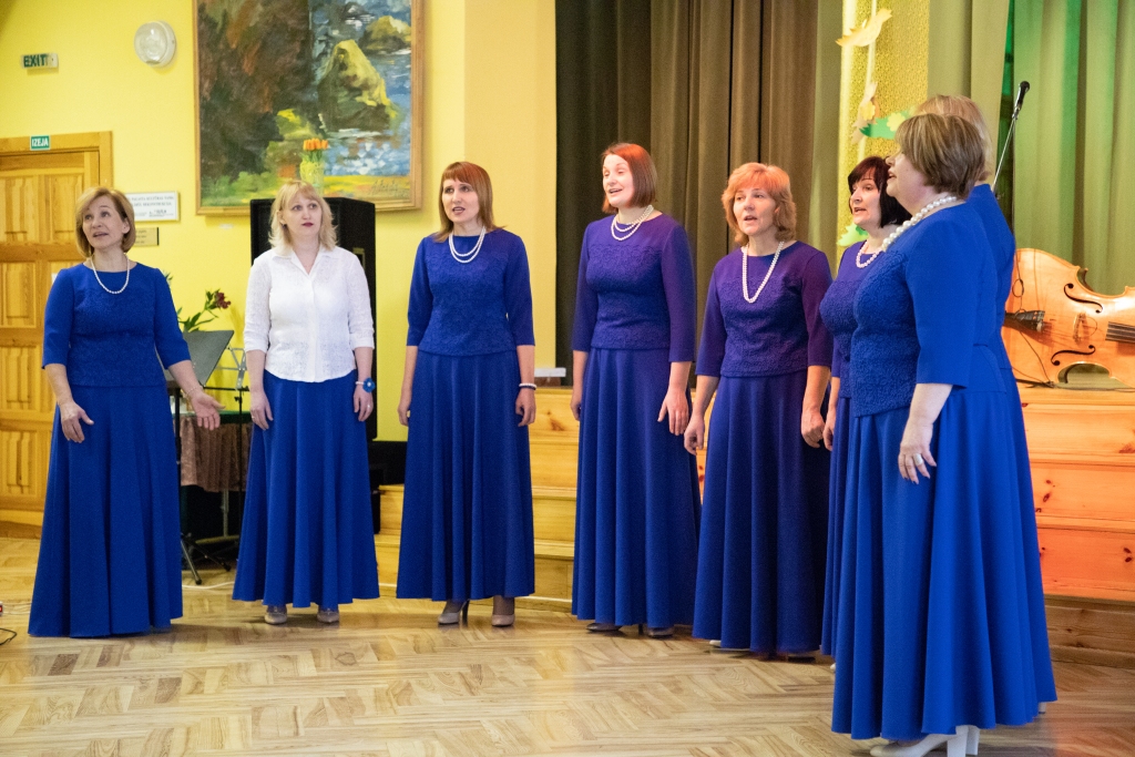 SKANĪGU UN INTERESANTU sniegumu rāda Staburaga pagasta sieviešu vokālais ansamblis “MiLaRe”. Dzied arī ansambļa vadītāja Diāna Austra Vaice (no kreisās).