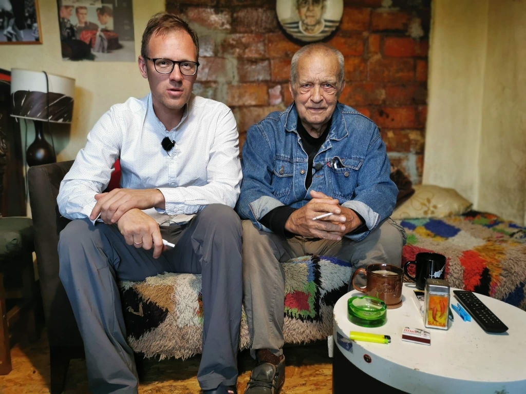 Viens no raidījumu cikla “Neatklātā Sēlija” veidotājiem Sandijs Semjonovs (no kreisās) viesojas pie aktiera Paula Butkēviča, kurš nu jau vairākus gadus kļuvis par mūsu novadnieku.
Autors: publicitātes