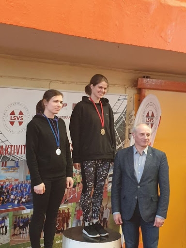 Labs starts! Agra Bērziņa (no labās) trīssoļlēkšanā un tāllēkšanā  stāvēja uz goda pjedestāla pirmā pakāpiena, bet viņas komandas biedre Antra Vītola — uz otrā. Blakus  — vairākkārtējs olimpisko spēļu medaļu ieguvējs Ivans Klementjevs, Latvijas Sporta veterānu — senioru savienības prezidents.
Autors: no Kokneses sporta centra