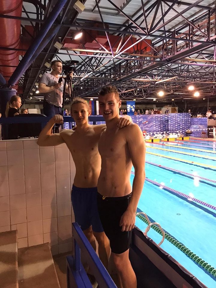 Koknesietis Atis Āre (no labās) sasniedza izvirzīto mērķi — 
divos peldējumos izpildīja sporta meistara normatīvus.
Autors: no personīgā albuma