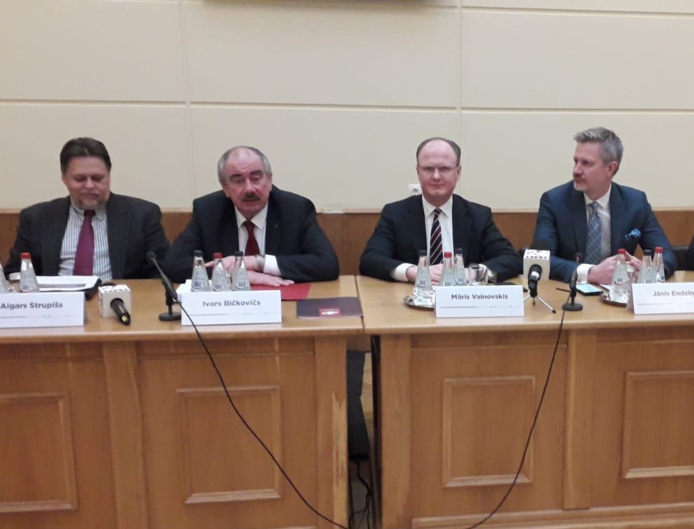 Stāsta par tiesas aktualitātēm. Augstākās tiesas rīkotajā Mediju dienā dažādu mediju pārstāvjiem par aktualitātēm stāstīja Senāta Civillietu departamenta priekšsēdētājs Aigars Strupišs (no kreisās), Augstākās tiesas priekšsēdētājs Ivars Bičkovičs, Ārvalstu investoru padomes Latvijā Tiesu sistēmas efektivitātes un Investīciju drošības un aizsardzības darba grupas vadītājs Māris Vainovskis, Tirdzniecības un rūpniecības kameras valdes priekšsēdētājs Jānis Endziņš.