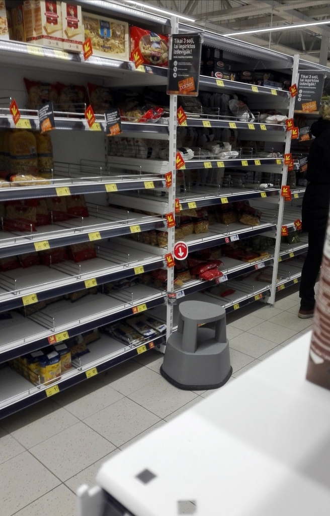 TUKŠI PLAUKTI — tādi skati nedēļas nogalē bija daudzos veikalos.