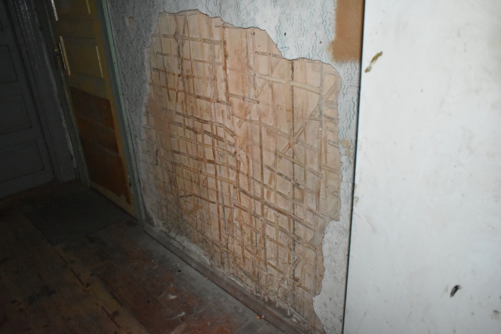 Pašvaldības dzīvojamās mājas kāpņu telpas sienas nodrupušas, taču remonts pašlaik neesot iespējams, jo pirms dažiem gadiem par lielu summu remontēts avārijas kārtībā esošais jumts.