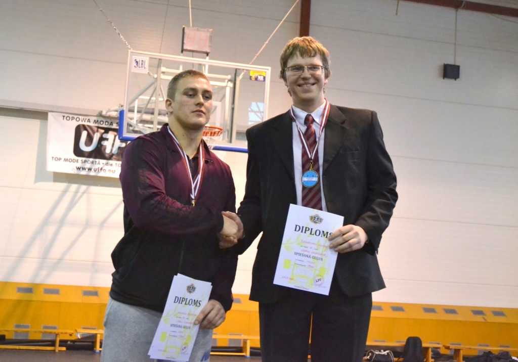 Kārtējās veiksmīgās sacensības. Aiz­krauklietis Gints Reinholds (no labās) un Jevgēnijs Vančenko no Rēzeknes.
Autors: no Latvijas Pauerliftinga Federācijas