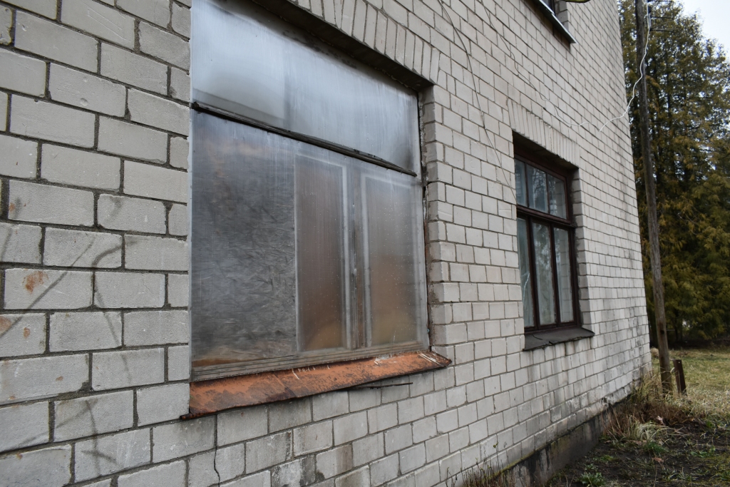 Logs dzīvoklim, kurā dzīvoja utu apsēstais vīrietis, aizsists ar plastikātu. Daudzeses pagasta pārvaldes vadītāja Signe Gaigalneice informēja, ka to nomainīs ar plastmasas pakešu logu.