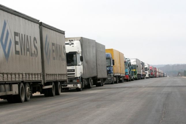 Preču pārvadājumi pāri robežai notiek, bet pārvadātāji izjūt ierobežojumus. Uz robežas veidojas automašīnu rindas.
Autors: no LETA