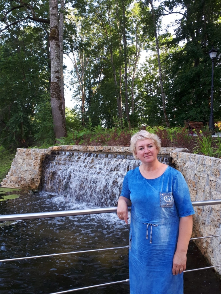 BRĪDIS ATPŪTAI. Baiba Pujāte pie ūdenskrituma atveida Koknesē.