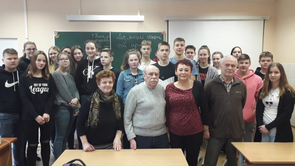 Citāda stunda. “Sibīrijas bērni” —  Lība Zukule (priekšplānā no kreisās), Jānis Priede, Ilga Tiltiņa, Andrejs Albats  un Ilmāra Gaiša Kokneses vidusskolas skolēni.
Autors: no Kokneses novada represēto nodaļas