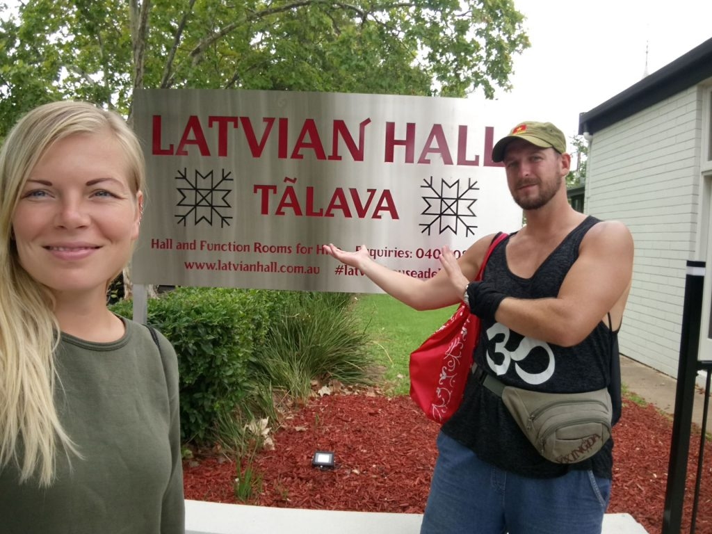 Ceļotāji pie latviešu nama Adelaidā, Austrālijā.
Autors: no ceļotāju albuma