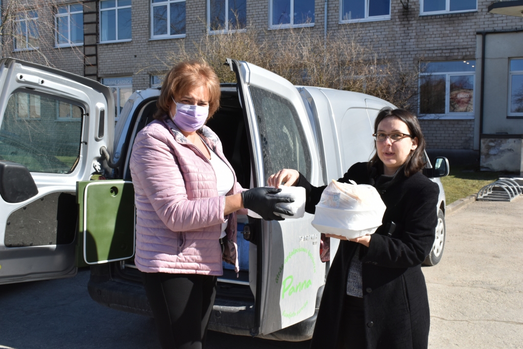 IZSNIEDZ MASKĀ. Vietējie ēdināšanas uzņēmumi, pielāgojoties krīzes situācijai, ēdienu piegādā uz mājām un birojiem. To izmantoja arī laikraksta “Staburags” darbinieki. Attēlā — kafejnīcas “Panna” ražošanas daļas vadītāja Līga Apsīte sniedz ēdienu “Staburaga”  galvenajai redaktorei Agitai Grīnvaldei- Irukai, ievērojot stingras higiēnas un drošības prasības.
Autors: Imants Kaziļuns