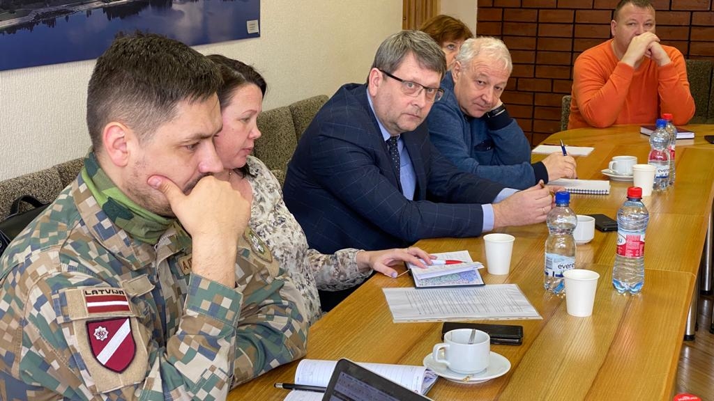 Gatavi rīkoties. Aizkraukles novada sadarbības teritorijas civilās aizsardzības komisija sanāca kopā, lai saskaņotu rīcību ārkārtējā situācijā un pārrunātu aktualitātes, jo praktiski nav pieredzes, kā organizēt darbu šādos apstākļos.
Autors: Arvis Upīts