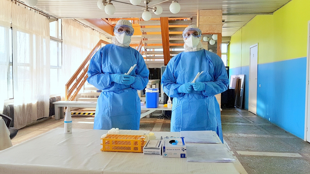 Pēc pusdienu pārtraukuma darbs turpināsies. Jēkabpils Neatliekamās medicīniskās palīdzības dienesta darbinieki Ilze Malnača un Sergejs Koļesņikovs vīrusa analīžu nodošanas punktā.