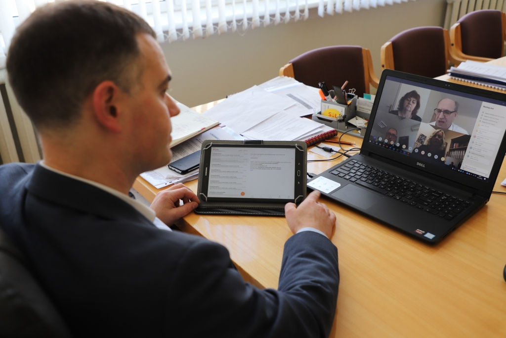 Lemj attālināti. Aizkraukles novada domes deputāti un amatpersonas domes sēdē piedalījās, esot katrs savā darba vai dzīves vietā.
Autors: Arvis Upīts