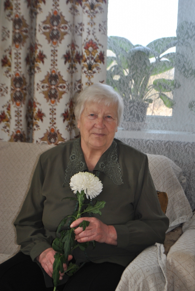 SVEICIENS JUBILEJĀ. Pirmie apsveikuma ziedi Guntai no kaimiņa Edvīna.