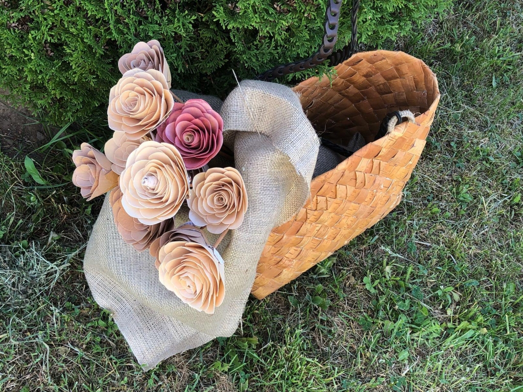 SIEVIŠĶĪGI. Tāšu somiņai labi piestāv skalu rozes.
Autors: no personiskā arhīva