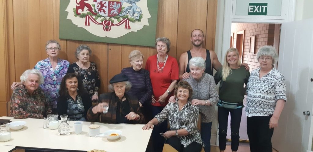 Ceļotāji pie latviešu dāmām Adelaidā, Austrālijā.
Autors: no ceļotāju albuma