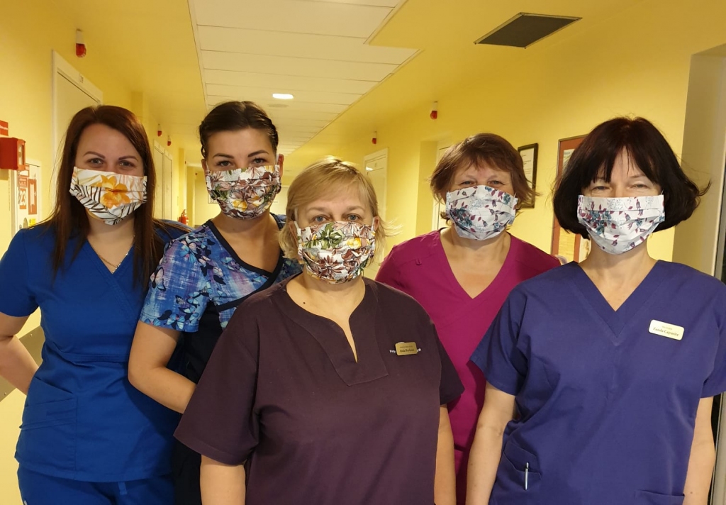 PRAKTISKAS UN KRĀSAINAS sejas maskas Jēkabpils slimnīcas dzemdību nodaļas darbiniecēm izgatavoja aizkraukliete Ināra Zvirgzdiņa.
Autors: no Jēkabpils slimnīcas