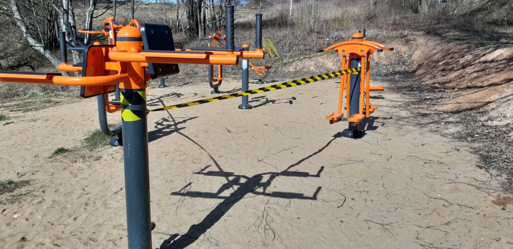 Laukumi slēgti. Ar dzeltenmelnu norobežojošo lenti vakar tika apjozti visi bērnu rotaļu laukumi, vingrošanas un āra trenažieru laukumi Aizkrauklē. Arī lielās šūpoles “Kalna Ziedos” un pie “Kapteiņa krodziņa”.