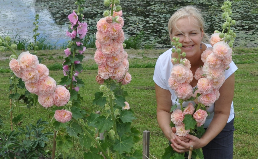 Aizkraukliete Ilze Atardo, Itālijas latviešu kora “Saule” diriģente un Milānas latviešu skolas skolotāja.