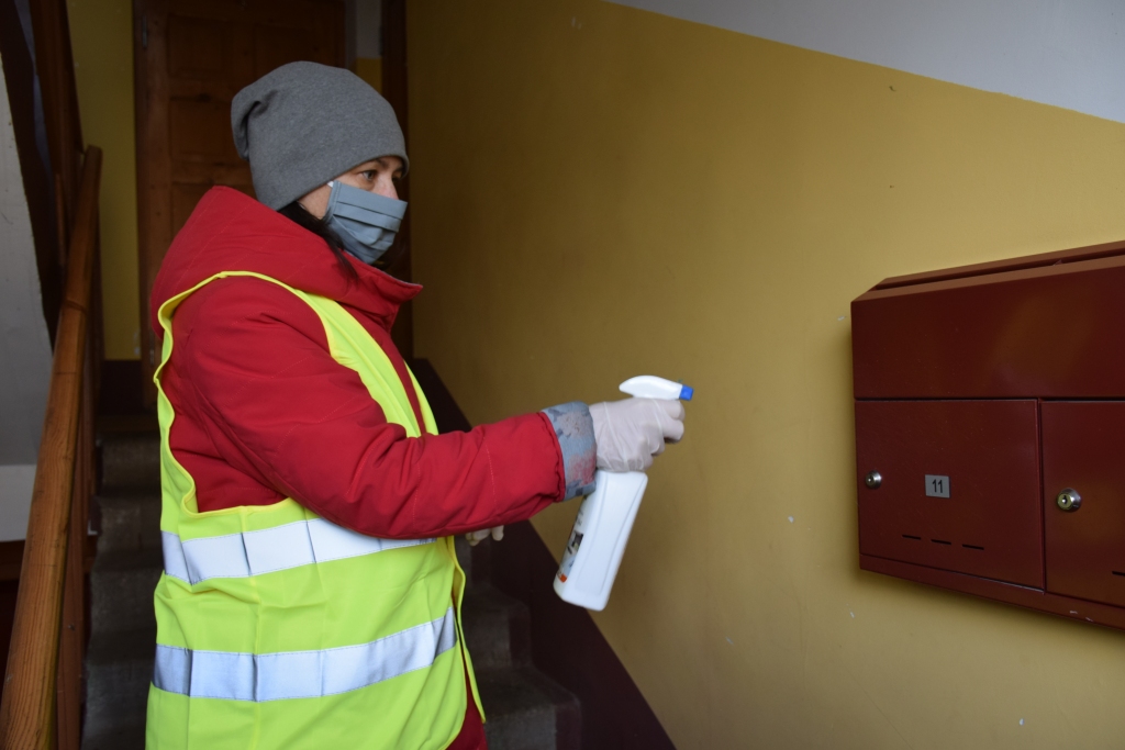 DAŽĀDI UZSKATI. Tā kā Latvijā daudzdzīvokļu māju kāpņu telpu dezinfekcijas pasākumi nav obligāta prasība, bet tikai Ekonomikas ministrijas ieteikums, Aizkraukles reģiona pašvaldību komunālie uzņēmumi rīkojas dažādi — vieni dezinficē kāpņu margas un ārdurvju rokturus, kā arī veic koplietošanas telpu mitro uzkopšanu, pievienojot dezinfekcijas līdzekli, citi uzskata, ka dezinfekcija ir bezjēdzīga līdzekļu izšķērdēšana un tai būtu jēga tikai tad, ja to veiktu ik pēc stundas un arī brīvdienās. Aktīvākie iedzīvotāji telpas dezinficē paši.
Autors: Guna Mikasenoka