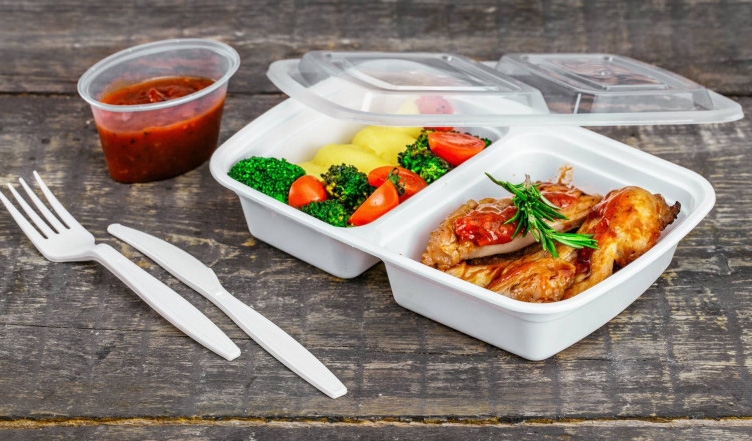 Katrā novadā atrod citu iespēju. Neretas un Pļaviņu novadā pašvaldības lēmušas piegādāt skolēniem siltas pusdienas mājās. Pārējos Aizkraukles reģiona novados lemts par atbalstu, piešķirot talonus vai ieskaitot naudu bērnu vecāku bankas kontā pārtikas iegādei.
Autors: no interneta