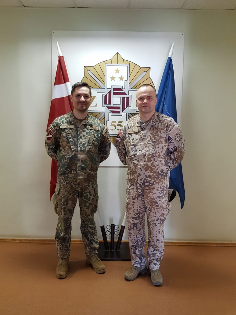 TIKŠANĀS LAIKĀ Aleksandrs Sotnikovs (no kreisās) un Egils Leščinskis.
Autors: no  Zemessardzes 55. kājnieku bataljona