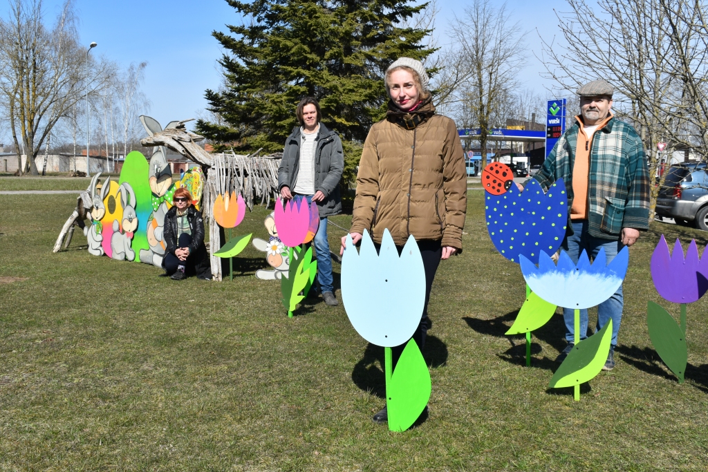 Kopdarbs. Krāšņais svētku noformējums ir kopdarbs, kura tapšanā iesaistījušies Aizkraukles Mākslas skolas saimnieks Edgars Rudaks (no labās), skolotāji Laura Kundziņa un Armands Kanaviņš, procesu vadīja mākslas skolas direktore Inese Dembovska.
Autors: Agita Grīnvalde-Iruka