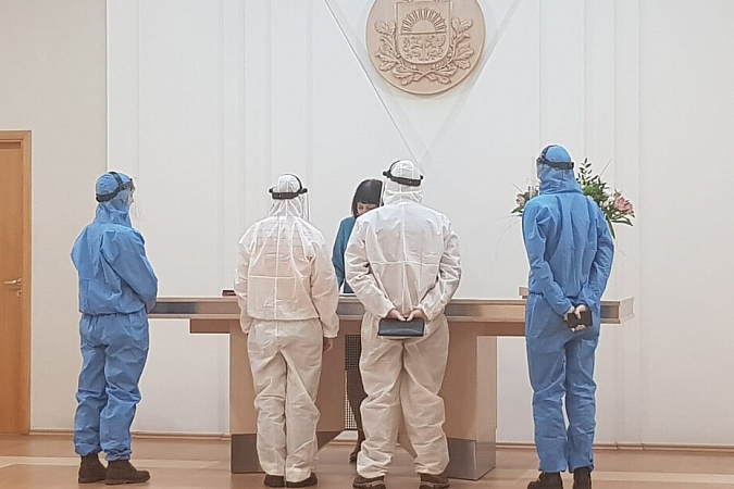 Rūgts! Rīdzinieki Kristiāna un Kristofers kopā ar vedējiem savā kāzu dienā 18. martā Rīgā.
Autors: no personīgā albuma