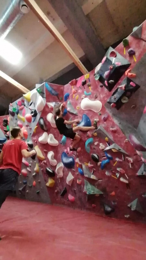 Atrisinot problēmu, var tikt uz augšu. Aizkrauklietis Agris Noviks uz klinšu kāpšanas sienas.
Autors: no personīgā albuma