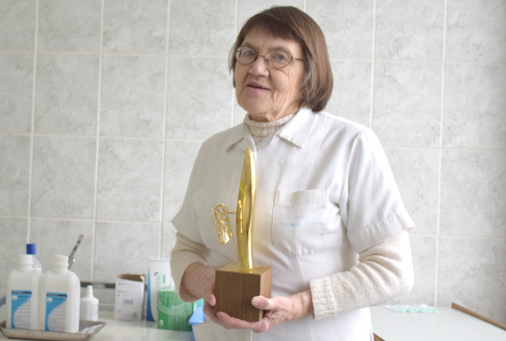 SIRDSMĀSIŅA Melita Strazdiņa, saņemot “Gada māsas” apbalvojumu. 2016. gada foto. Mīļie gan saka: viņa nemainās un vecāka nekļūst.
Autors: no “Staburaga” arhīva