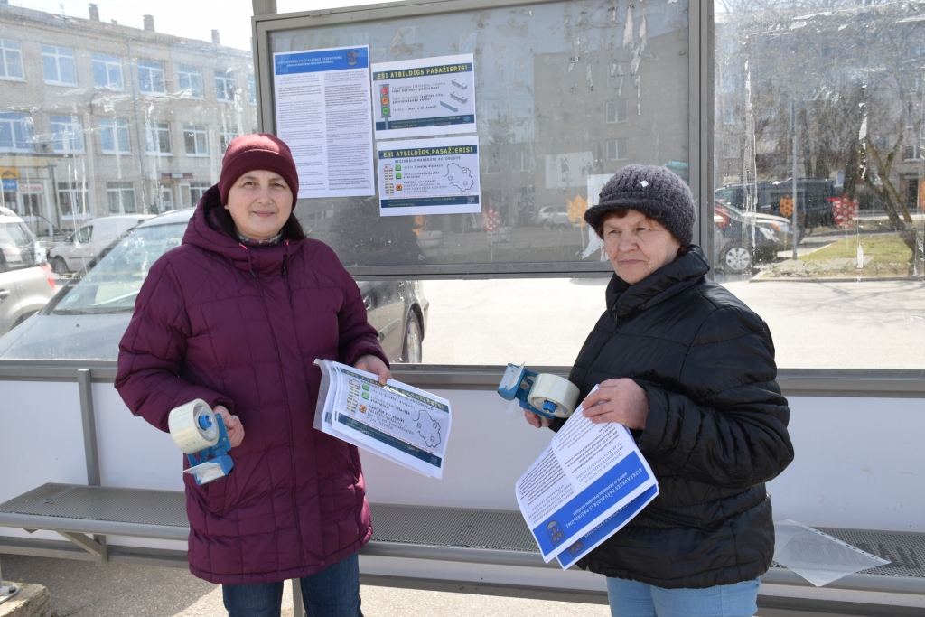 IZLĪMĒ PAZIŅOJUMUS. Saistībā ar koronavīrusu Aizkraukles novada pašvaldība līdz šim nodrukājusi un dažādās vietās izvietojusi ap 70 plakātu latviešu un 20 krievu valodā par pašvaldības iestāžu darba laiku krīzes situācijā. Vakar autobusu pieturvietās tika izlīmēti 18 paziņojumi par bezmaksas braucienu atcelšanu uz mazdārziņiem līdz ārkārtējās situācijas beigām un 18 paziņojumi par sēdvietu izmaiņām satiksmes autobusos. Paziņojumu izlīmēšanā tika iesaistītas Aizkraukles novada sporta centra darbinieces Tatjana Garda (no kreisās) un Vija Briede.
Autors: Guna Mikasenoka