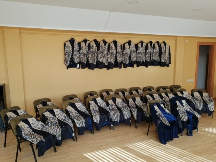 Aizkraukles novada kultūras nama vīru korim “Staburags” sagādāti jauni koncerttērpi, taču ieraudzīt dziedošos vīrus tajos varēs tikai tad, kad valstī atkal atsāksies aktīva kultūras dzīve.
Autors: no kora albuma