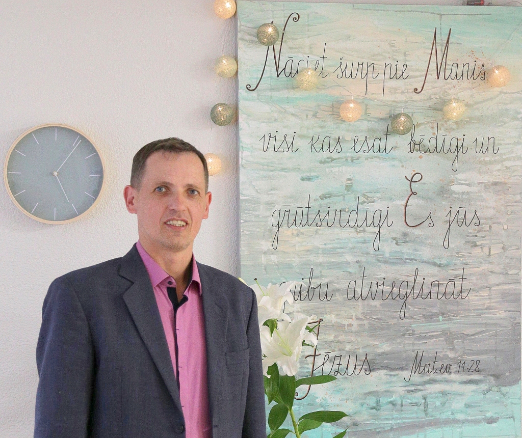 Māris Vītols, Jaunjelgavas baptistu draudzes mācītājs, rīko Bībeles studijas tiešraidē “Youtube” platformā, lai kristieši nejūtas tālu viens no otra.
Autors: no personīgā albuma