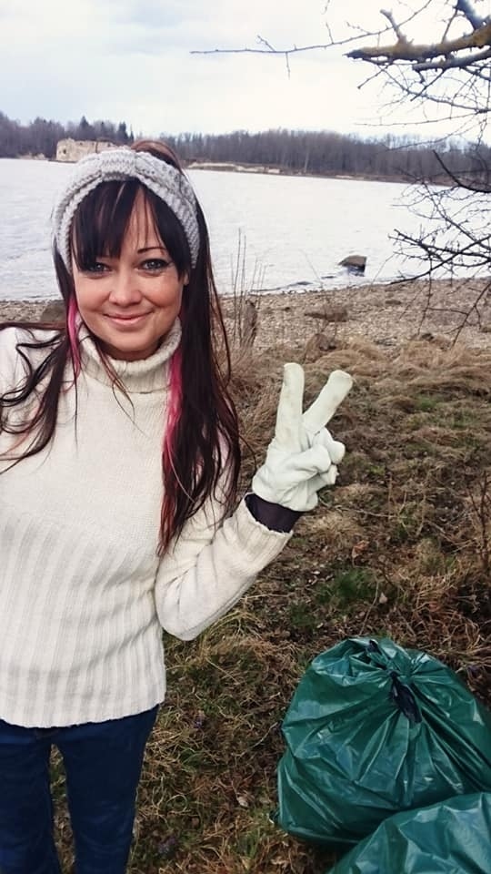 Labi padarīta darba sajūta. Ginta Barišņikova, uzkopjot atpūtas vietu Seces pagastā.
Autors: no personīgā albuma